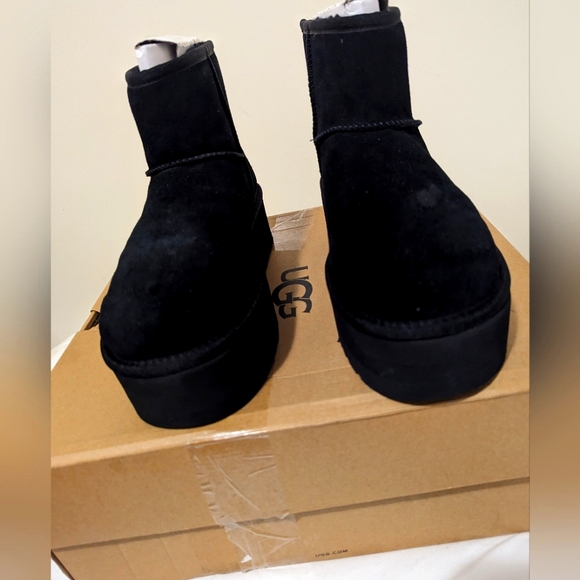 UGG Classic Mini Platform Booties Black Size 9 NEW NWB - Picture 1 of 5
